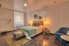 ROOMQUEO-Only Adults, Barbate